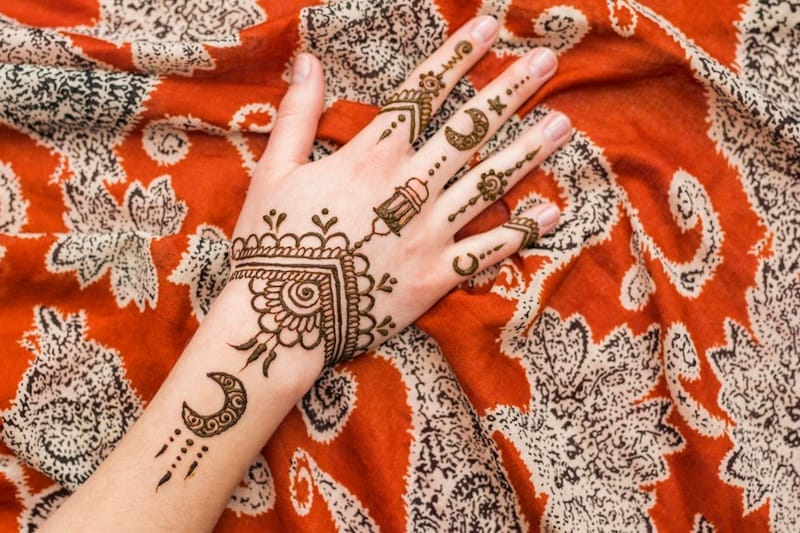 Flowing diagonal floral bel Arabic mehndi trailing to index finger